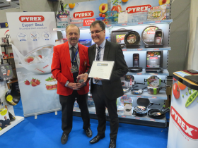 L-R: Home Hardware Southwest’s David Adams and Pyrex’s Stephen Fennell pictured on the winning stand 