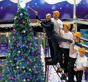 B&Q recruits celeb for Christmas opening