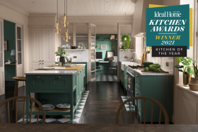 Wren Kitchens’ stunning Infinity Plus Shaker kitchen in Jade and Soft Cotton showcases the best of British design and manufacturing