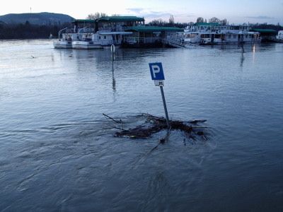 Government pledges tax concessions for flood-stricken retailers