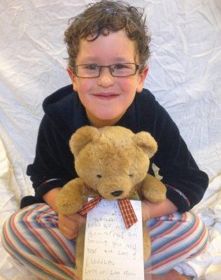 Travis Perkins helps deliver teddies to refugee children